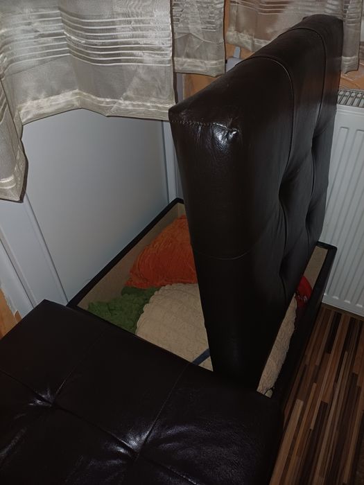 Три кожени табуретки