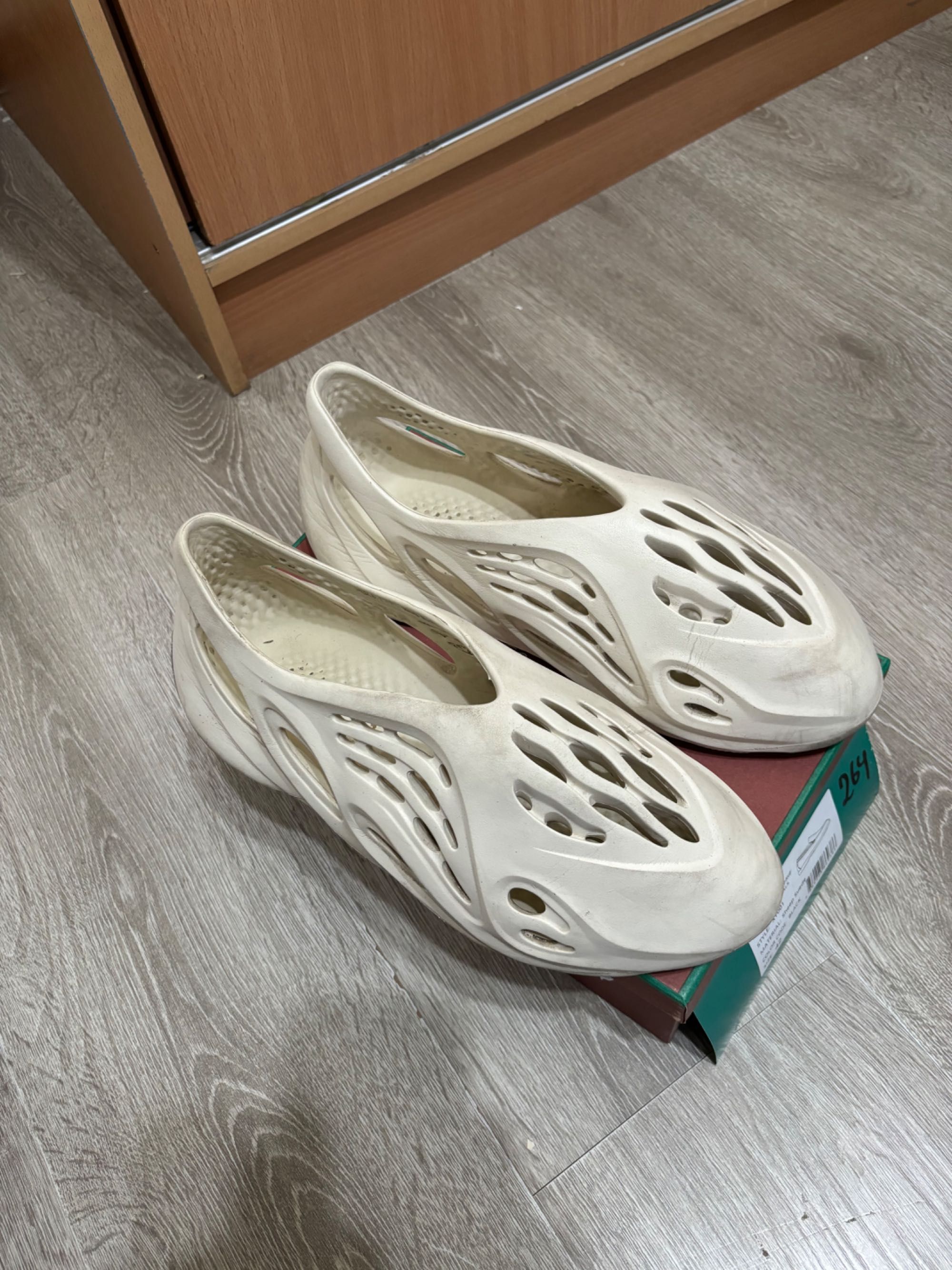 Продам летнюю обувь Yeezy, 43 размер