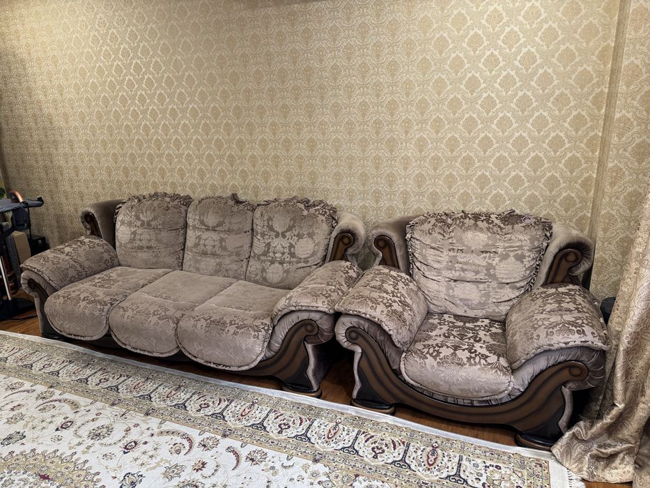 Продается диван с креслом.