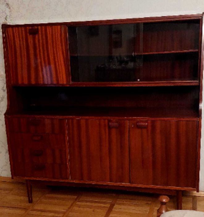 Винтажный сервант с баром