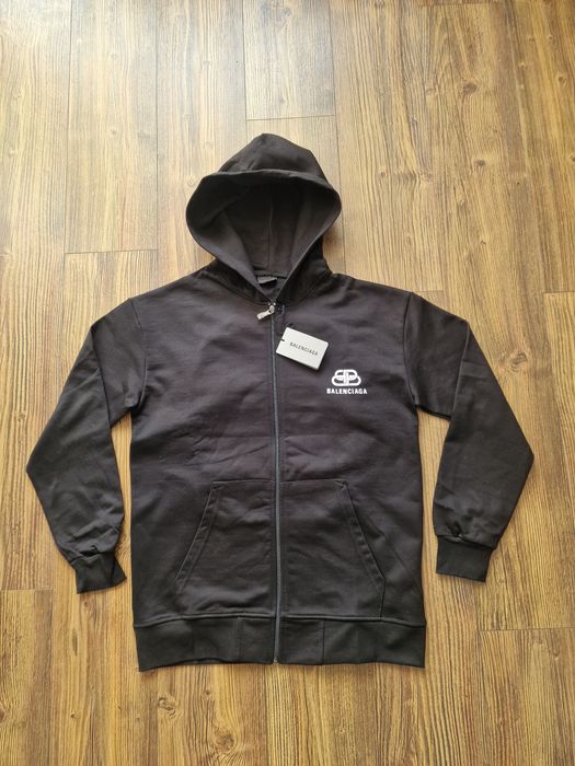 Страхотен мъжки суитчър Balensiaga размер S M L XL 2XL
BALENCIAGA 
Раз