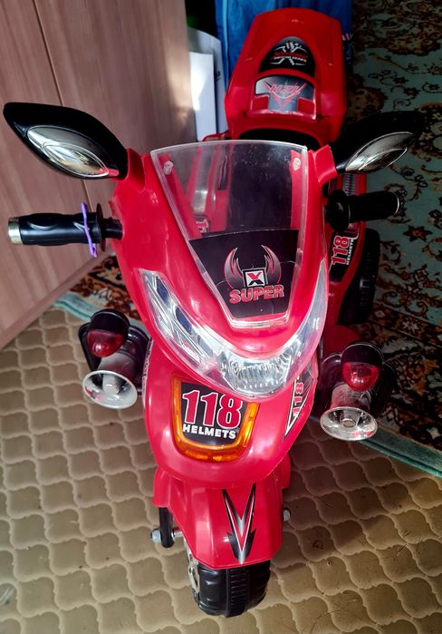 Motocicleta electrica roșie
Caracteristici Pedala unica pentru acce