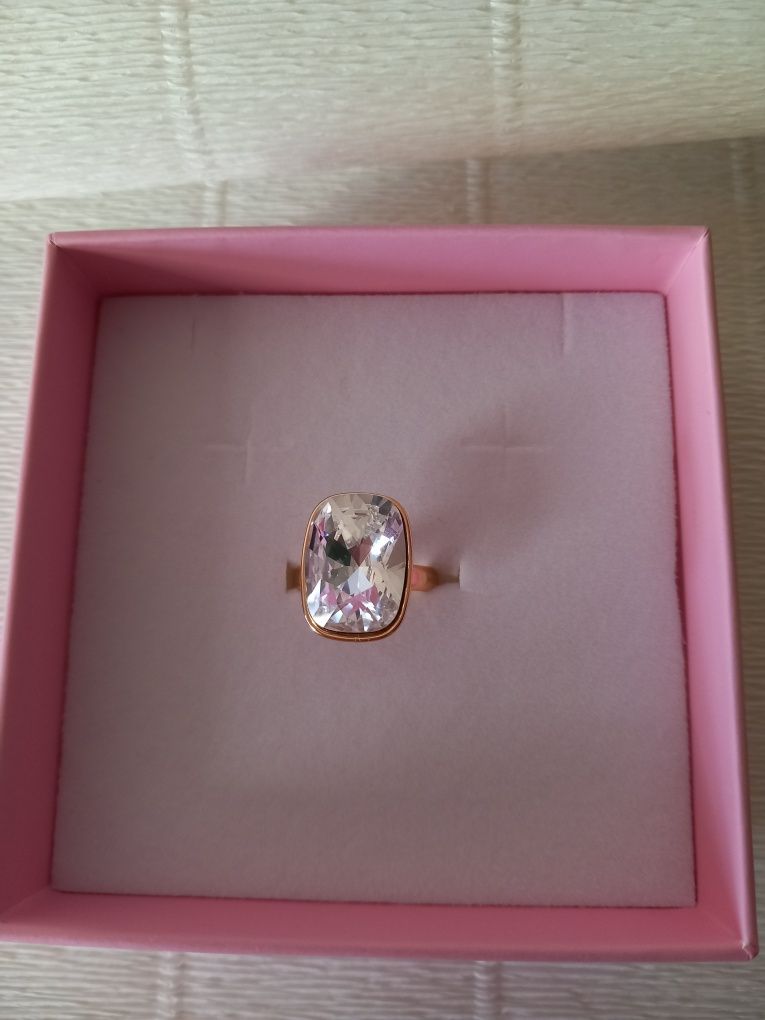 Дамски пръстен с кристал