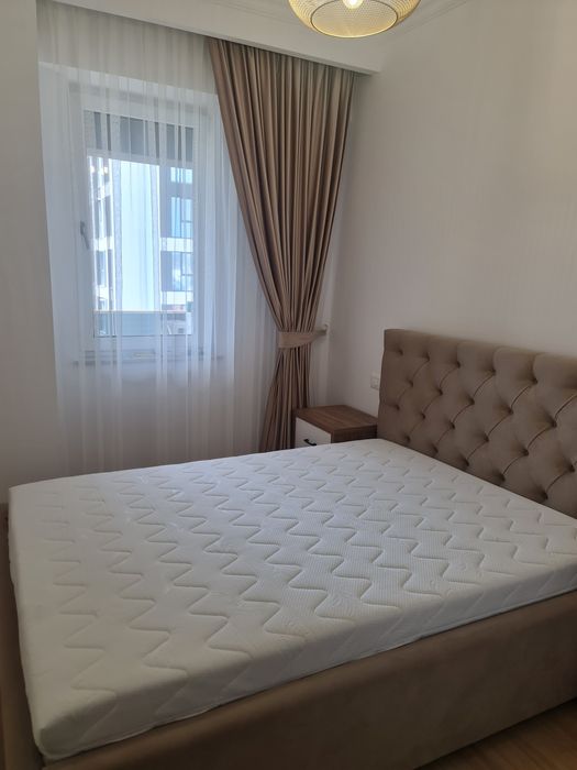 Închiriez apartament cu trei camere în bloc nou mobilat și utilat