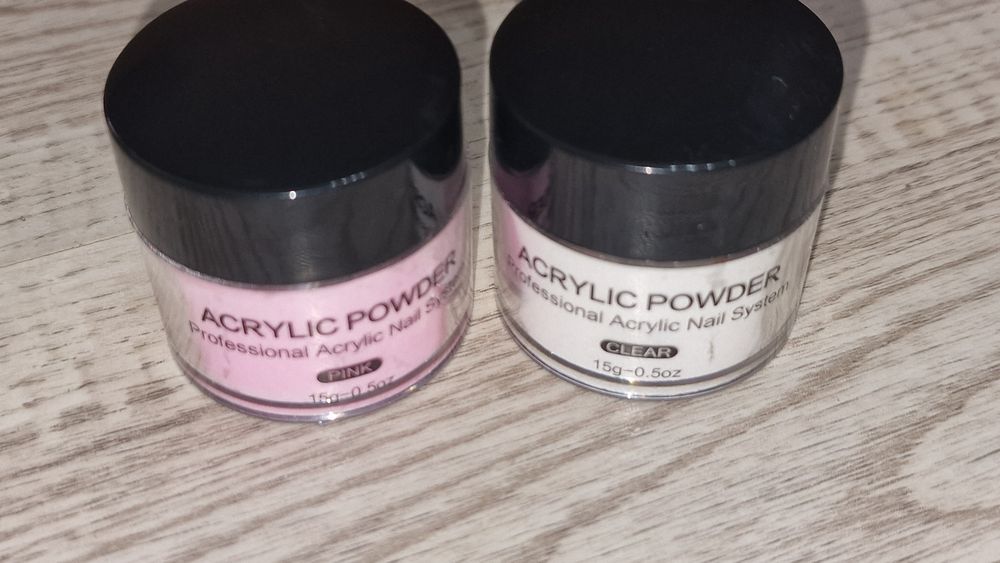 Se vând produse de unghii