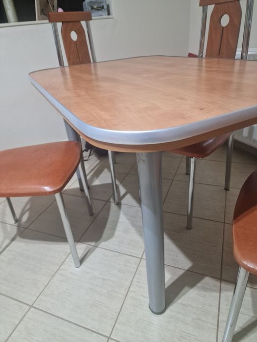 Masa bucatarie patru scaune.