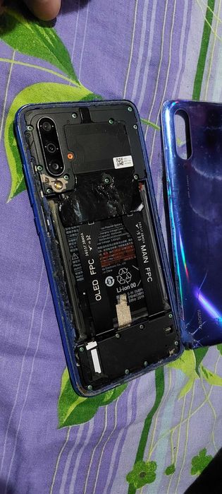 Mi 9 lite 6/128 на запчаси(телефон работает но экран погас)