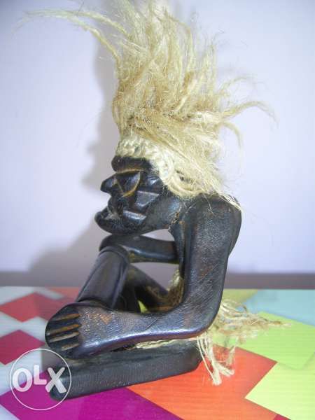 Дървена фигурка 'Мъж с тарамбука"