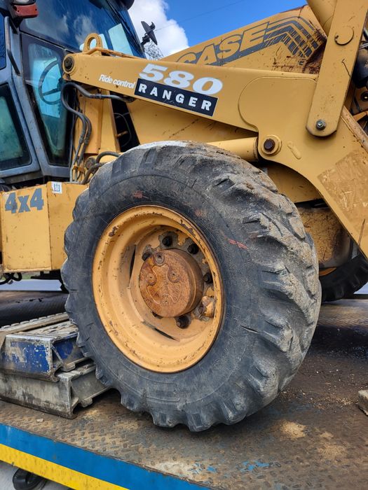 Dezmembrez buldoexcavator case 580sle