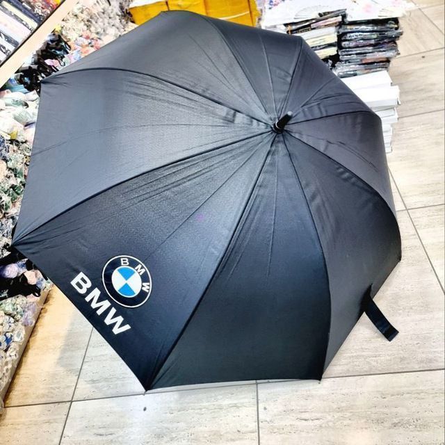 Avtomobil brendi tushirilgan soyabonlar