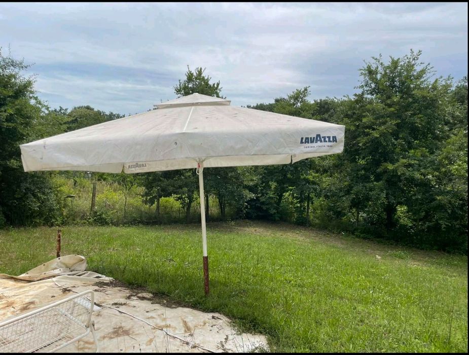 Продавам чадър на Лаваца