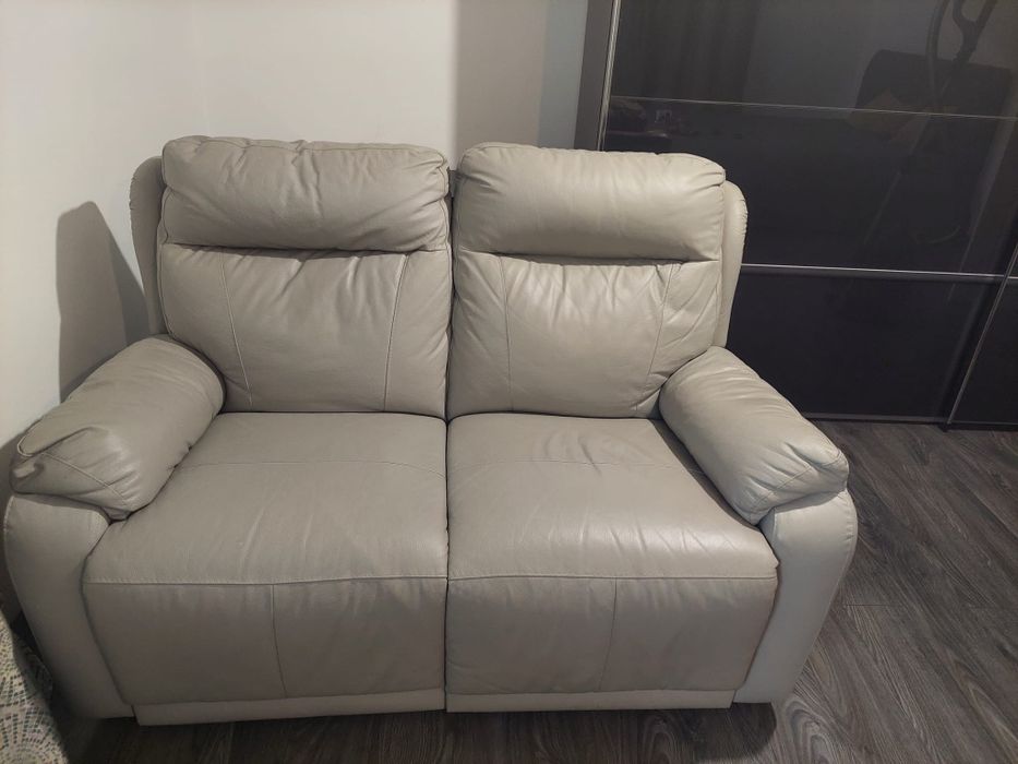 Canapea piele naturală + măsuță servit cafeaua