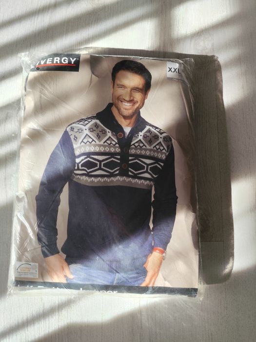 Pulover sigilat cu eticheta