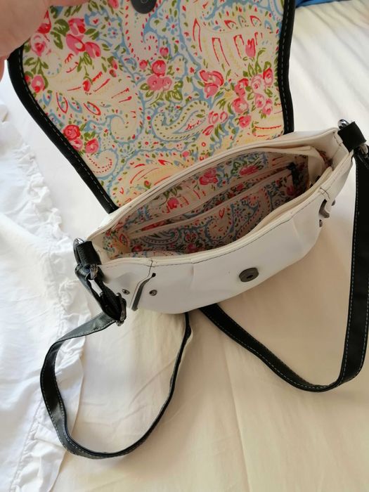 Чанта, черно-бяла, кожа