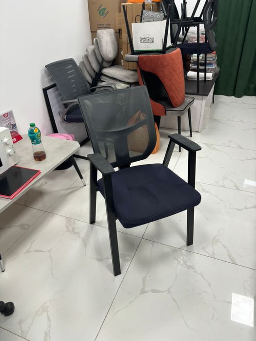 Офисный стул с сетчатой спинкой и мягким сиденьем