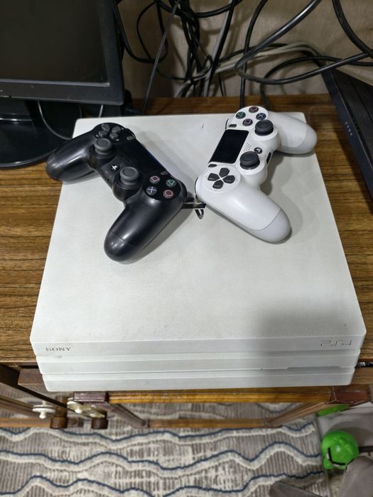 Продам PS4 pro 1tb white в хорошем состоянии, имеется 2 джойстика