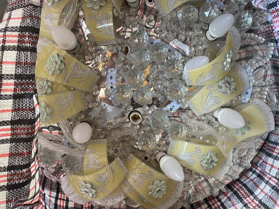 Отдам бесплатно две люстры