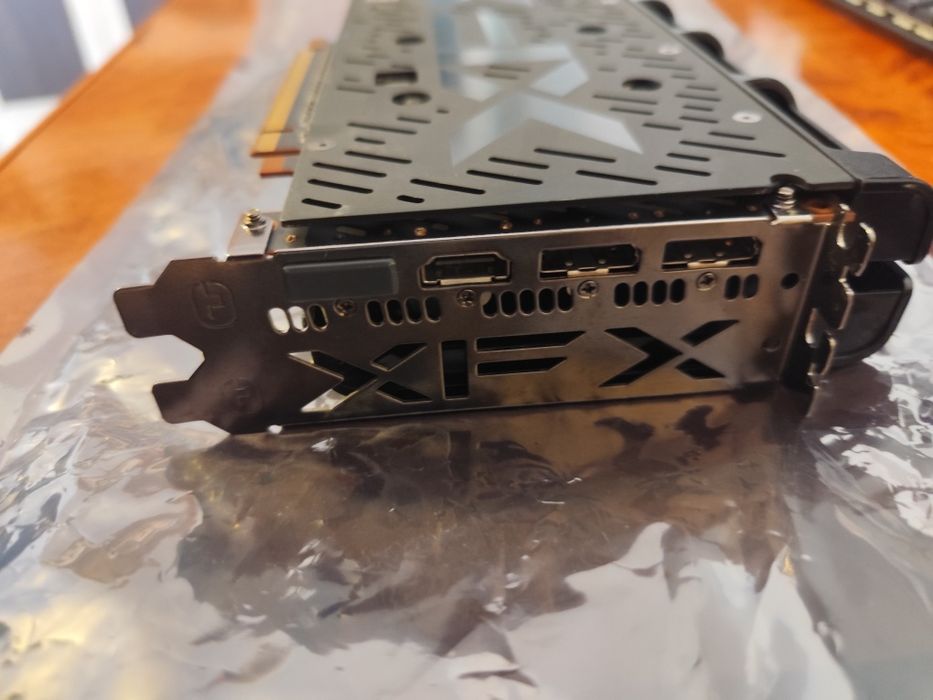 Vand Placa video XFX Radeon RX 5700 DD 8GB GDDR6 256-bit