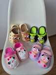 Set papuci tip crocs pentru copii cu jucărie