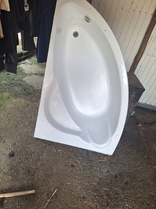 Vând cadă chiuvetă pentru baie și boiler pe curent de 100 L în stare d