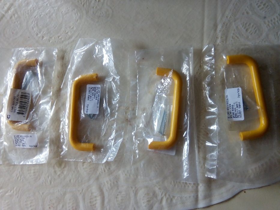 manere mobila galbene si rosii