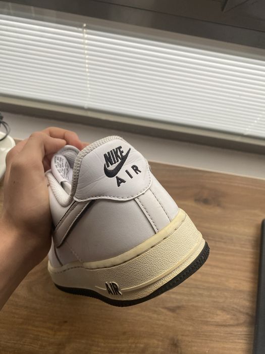 Vand AirForce 1 albi cu contur negru