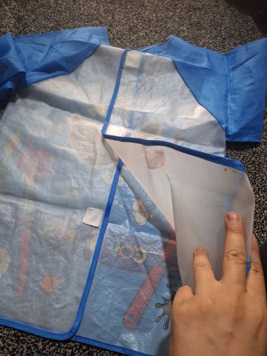 Fartuk bolalar uchun . Bus butun oʻgʻlimga kichkina boʻlib qoldi.