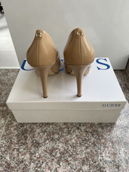 Обувки на ток Guess в цвят екрю