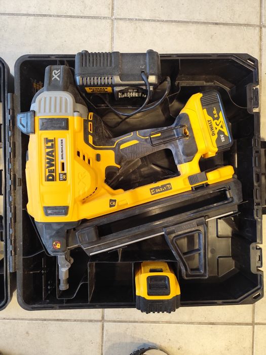 Акумулаторен такер DeWALT DCN890P2