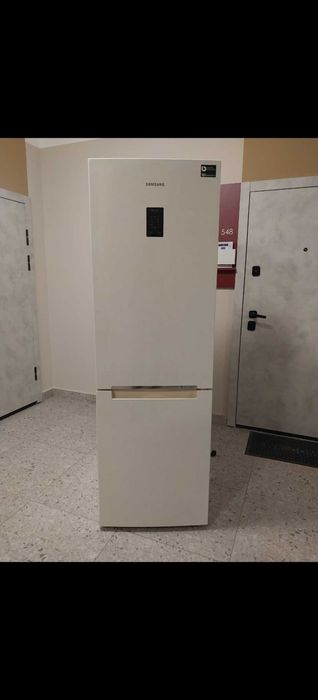 Холодильник SAMSUNG No Frost в хорошем рабочем состояние