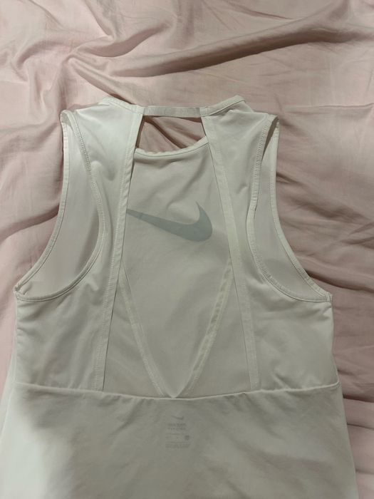 Дамски спортен потник Nike с гола част отзад на гърба