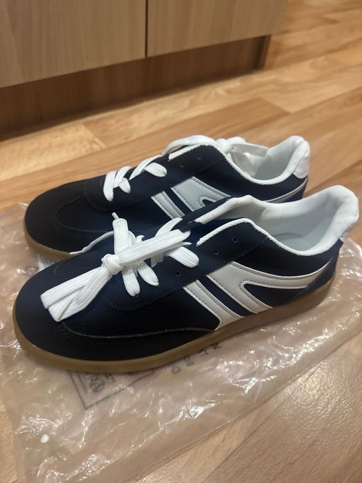 Женские кроссовки