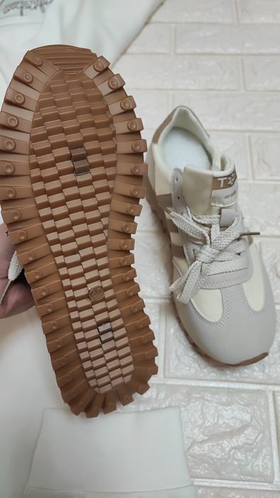 Новые кроссовки женские