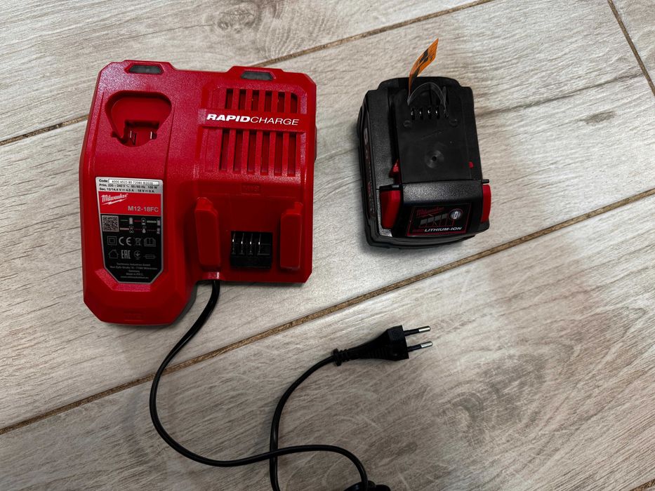 Vand Acumulator Milwaukee M18 5.0Ah si Incarcator M12-18 FC
