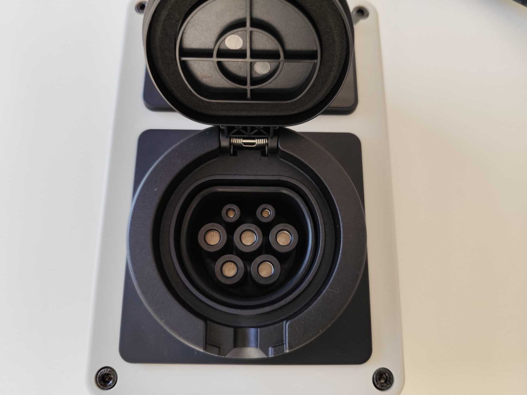 Зарядна станция Wall box- 22 KW/32A с приложение
