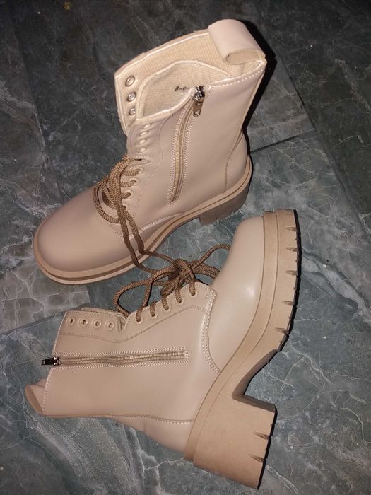 Bocanci ghete cizme piele negre maro nr 36 37 38 41 42 Pret 40 lei.