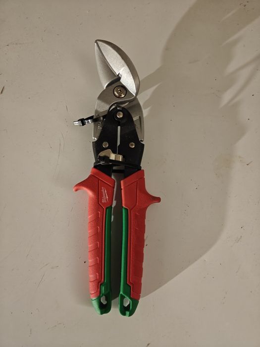 Vând foarfeca tabla Milwaukee