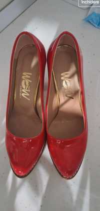 Pantofi roșii lăcuiți, marime 37