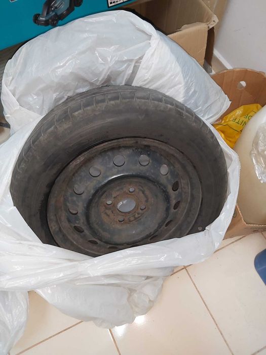 De vanzare 4 Cauciucuri vara + Jante  tabla 185/60 R15.