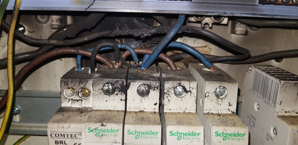 Electrician execut instalații electrice și remedieri defecte electrice