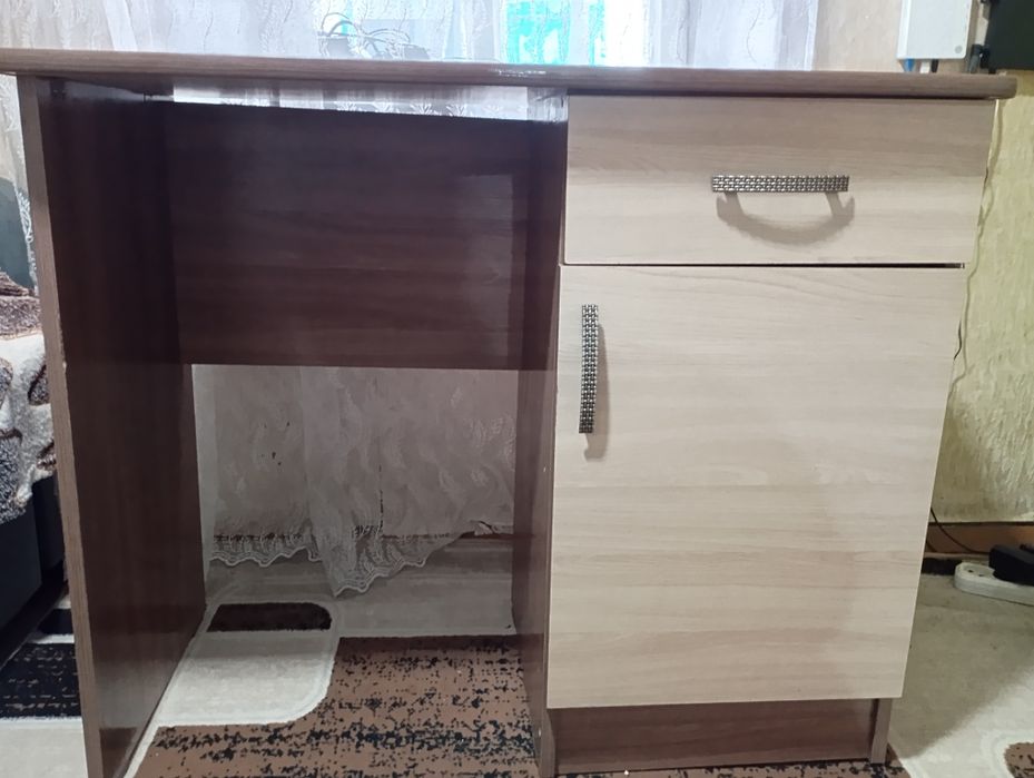 Продаётся письменный стол.