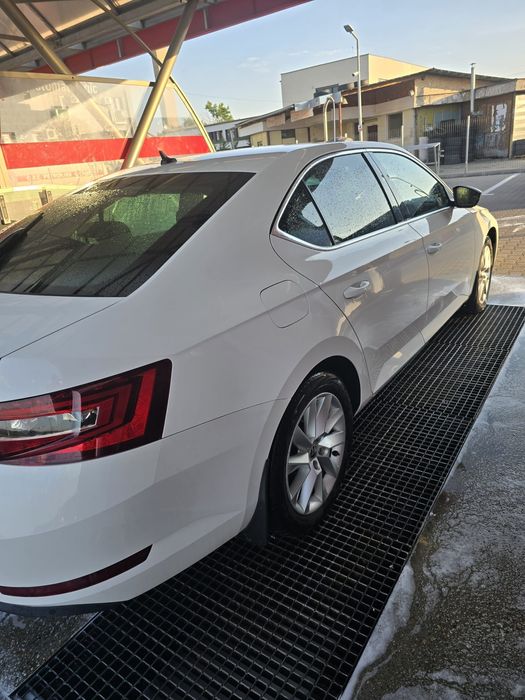 Vând Skoda Superb