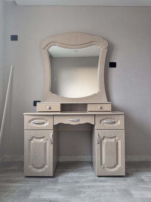 Срочно в связи с ремонтом продам туалетный стол