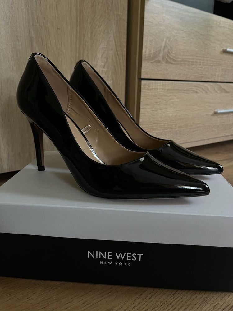 Чисто нови дамски обувки Nine West – черен лак, 9.5 см ток