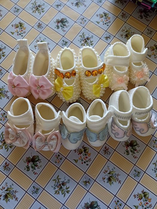 Продавам бебешки буйки и пантофки.
