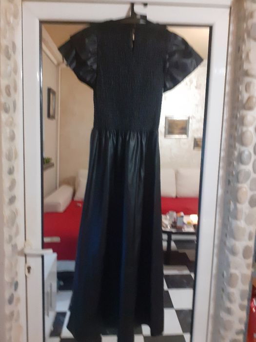 Продавам чисто нова дълга кожена рокля на Зара.