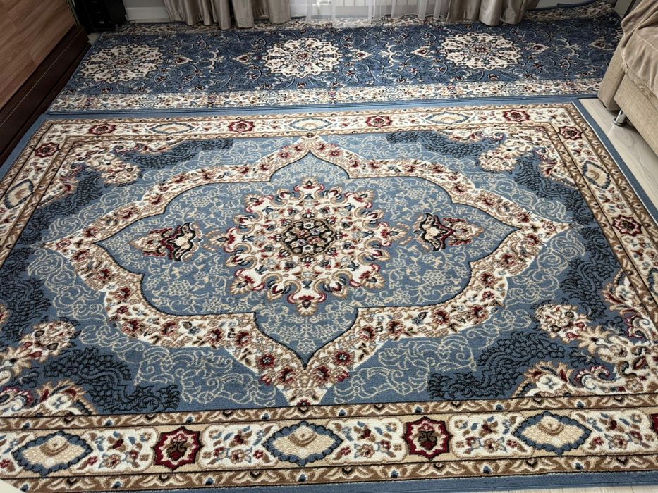 продаю ковры в зал и прихожую