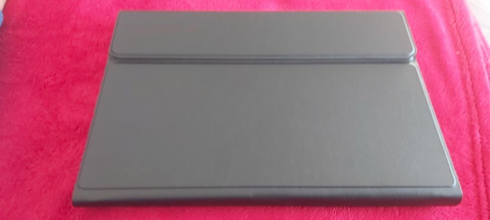 Tastatura wireles/Bluetooth cu taste luminate + husă