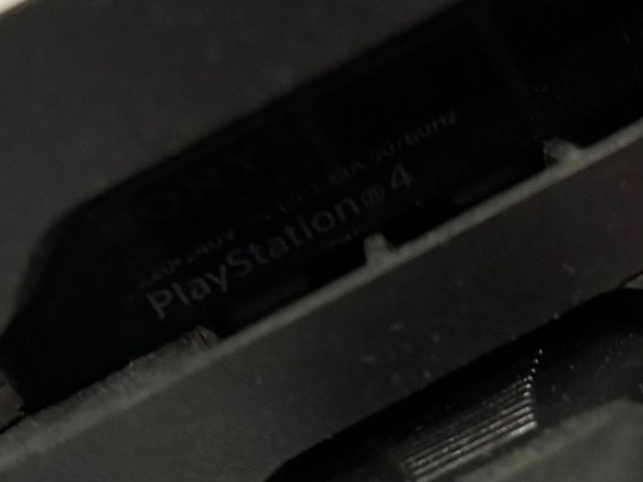 Vând PS4 SLIM de 1 TB  800 lei