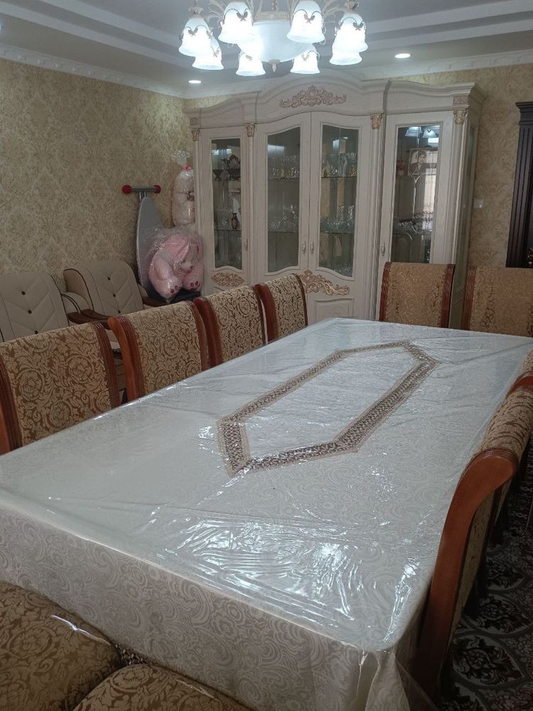 12 кишилик стол стул сотилади.